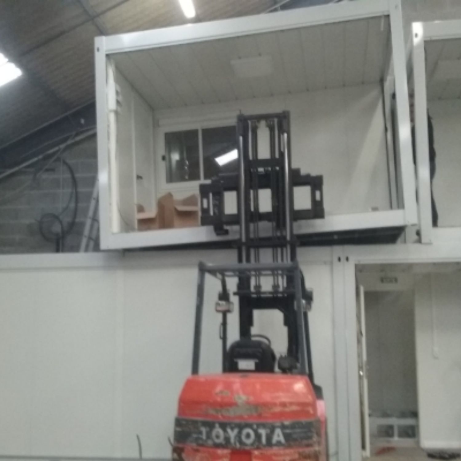 montage bureau d'atelier dans bâtiment industriel