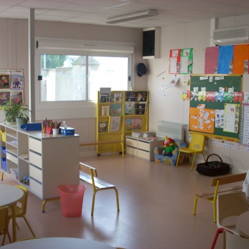 Salle de classe préfabriquée modulaire réalisée par l'entreprise Courant Constructeur en Loire Atlantique