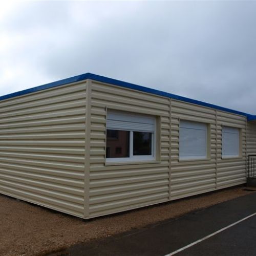 Salle de classe préfabriquée modulaire réalisée par l'entreprise Courant Constructeur