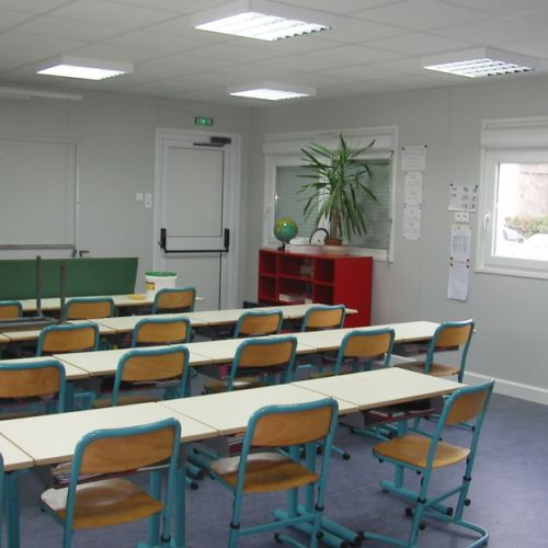 Salle de classe préfabriquée modulaire réalisée par l'entreprise Courant Constructeur
