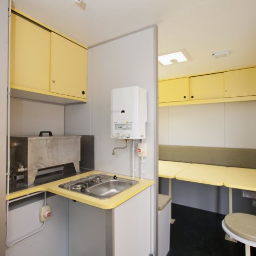 intérieur de conteneur maritime aménagé en base vie