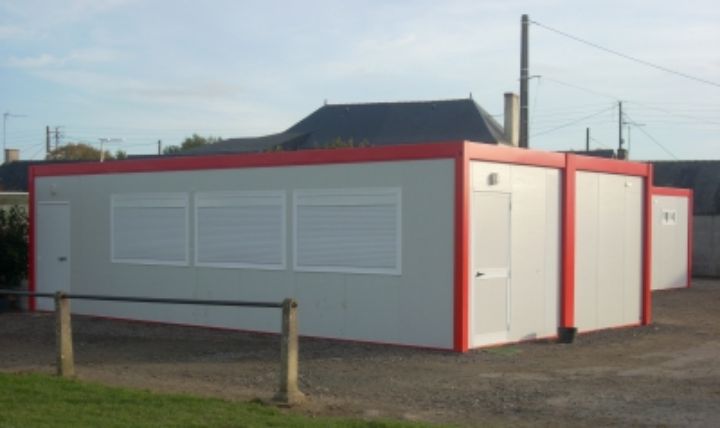 Club house et salle polyvalente réalisés en bâtiments modulaires